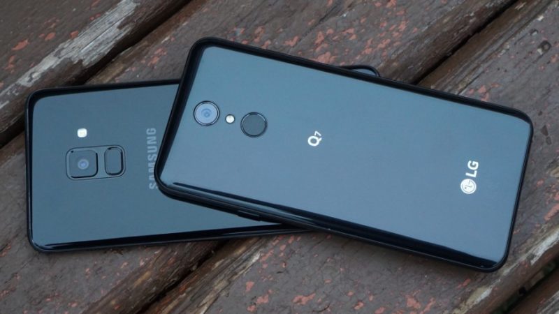 Смартфоны LG Q7 и Samsung Galaxy A8 2018
